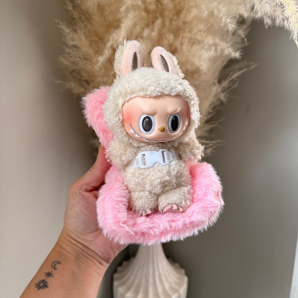 Labubu carseat - pink